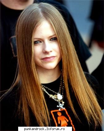 v -> tipa de mai jos canta tzooper :nebun: poze cu avril lavigne