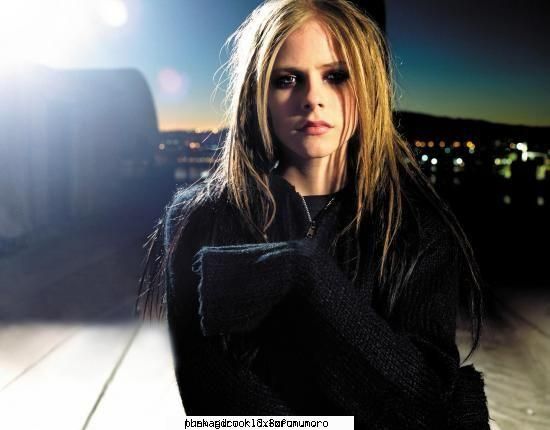 e... bestiala!! :nebun: poze cu avril lavigne